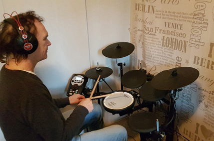 Cees achter de Roland TD-11 V-Drums