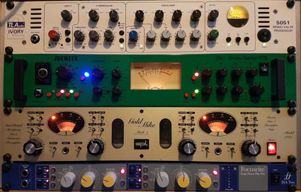 Het rack met de channel-strips en de pre-amps