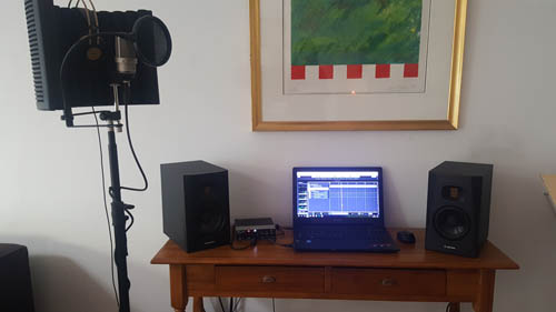 De nieuwe setup met ADAM monitorspeakers, reflectiescherm en een gesloten hoofdtelefoon