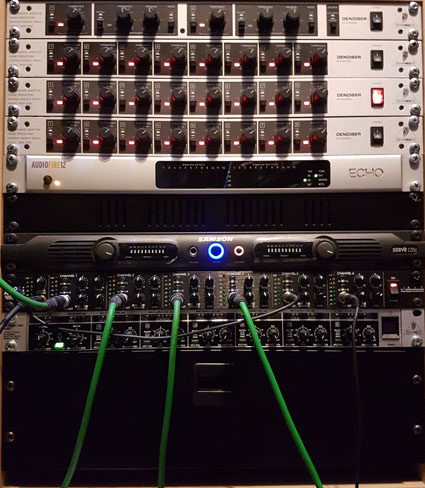 Het rack met denoisers, recording apparatuur en (hoofdtelefoon-) versterkers.jpg