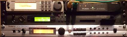De 2 Korg en de Roland rack-synthesizers en MIDI interface
